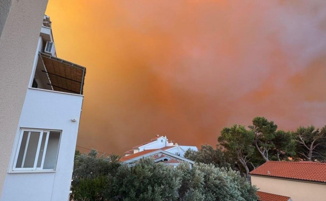 Požar koji je krenuo iz Piska došao do naselja, turisti bježe, mještani spašavaju kuće