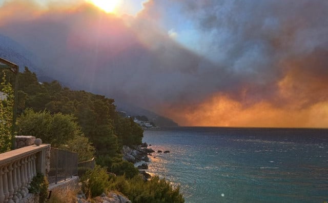 Vatrena stihija u Dalmaciji, stanovnici pričaju o piromanu na motoru