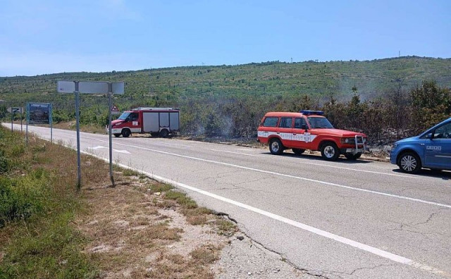 Požari uz magistralnu cestu Trebinje - Bileća, vatrogasci sumnjaju da su podmetnuti