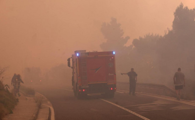 Hrabro je krenuo spašavati susjedovu kuću od požara, pa je na njega pao rasvjetni stup
