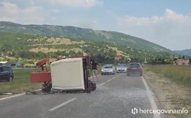 Prometna nesreća u Rakitnu, prevrnuo se traktor