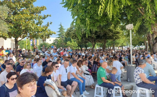 Hodočasnici pristižu u tisućama na Humac kako bi proslavili svetkovinu sv. Ante