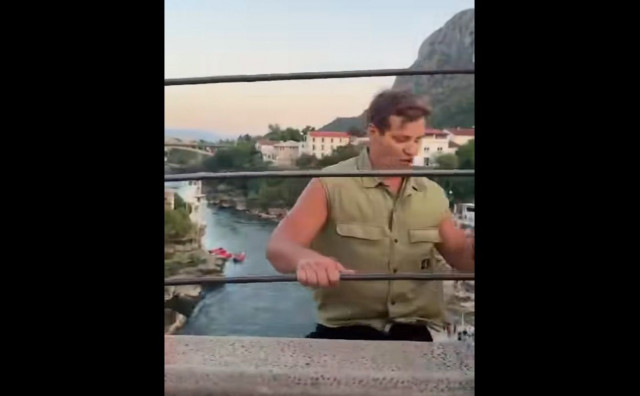 Pogledajte kako je Švicarac preskočio ogradu i skočio sa Staroga mosta