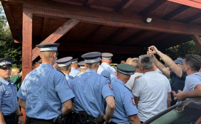 Pristalice Milana Miličevića probile policijski kordon i ušle u dvorište njegove kuće