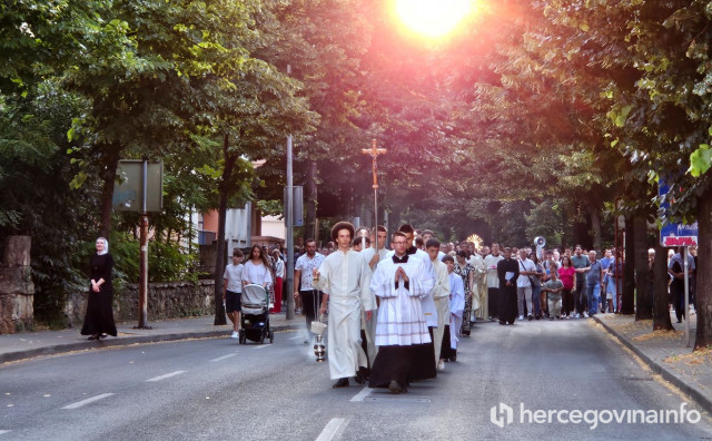 Mostarski vjernici proslavili Tijelovo zajedničkom misom i velikom procesijom kroz grad