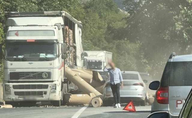 Na cesti u Drežnici iz kamiona ispao teret, oštećeno jedno vozilo