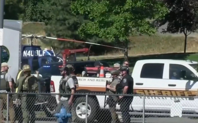 Vatrogasci upucani dok su gasili požar, snajperisti traže napadače