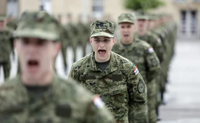 Mladići i djevojke na vojnom roku imat će plaću i prednost pri zapošljavanju