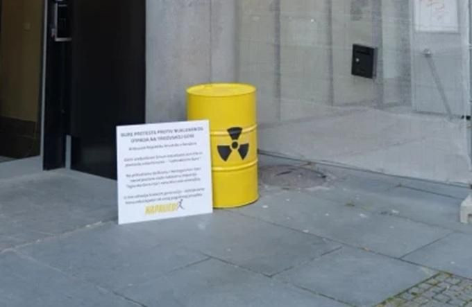 'Radioaktivna bačva' ispred Hrvatskog veleposlanstva u Sarajevu