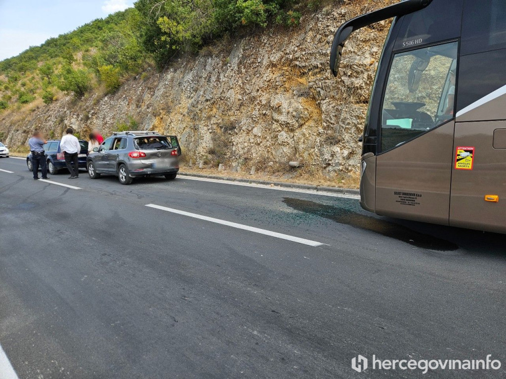 Sudar dva automobila i autobusa na cesti Mostar - Stolac