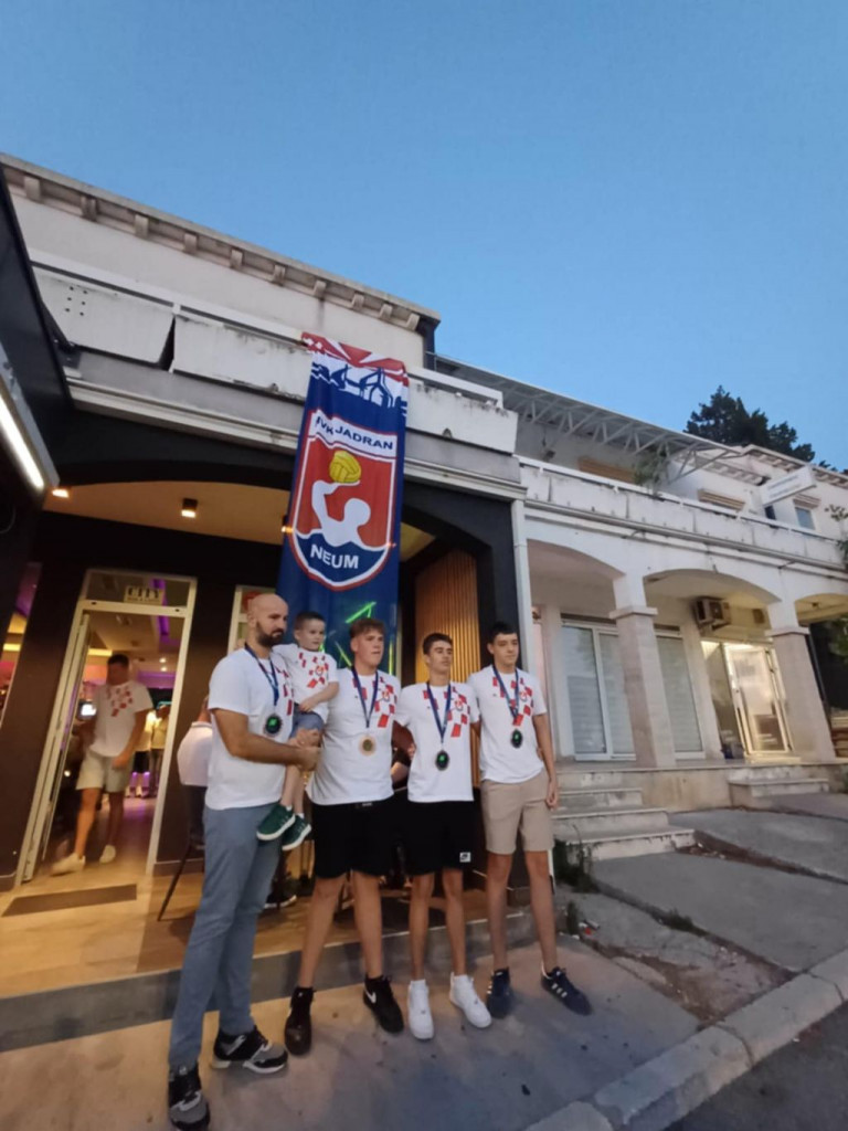 Vaterpolisti dočekani u Neumu