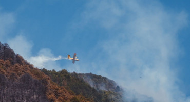 Hrvatski kanaderi gase požar u Prozor-Rami
