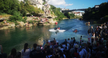 Muškarac preplivao Neretvu i počeo se utapati, spasila ga publika