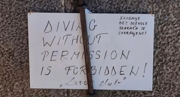 Na Starom mostu osvanula tabla sa zabranom skokova bez dozvole Kluba skakača