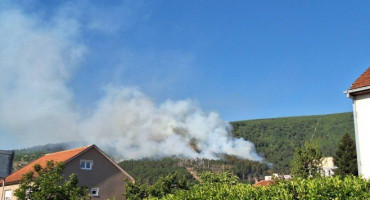 Izbio veći požar u Bileći, vatrogasci ga drže pod kontrolom