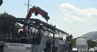 U Crnoj Gori izgorio autobus iz BiH