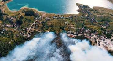 Šumski požar u Podboru kod Prozor-Rame i dalje aktivan, helikopter OS BiH gasi od ranog jutra, stiže i air tractor