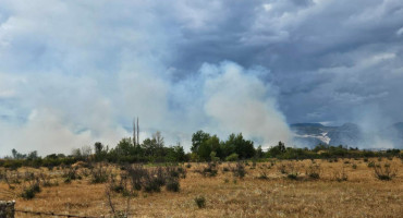 Maloljetnik signalnom raketom izazvao požar u blizini Splita