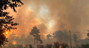 Noćas obranjene kuće u Crvenom Grmu, vatrogasci i dalje dežuraju, a Air Tractor nadgleda požarište