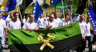 Nezadovoljni rudari pred zgradom Vlade FBiH traže isplatu zaostalih plaća