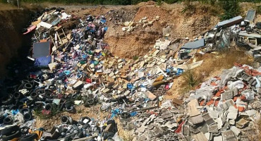 Smeće kod rijeke Bregave i pećine Badanj u Stocu