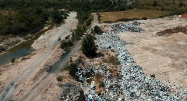 Smeće kod rijeke Bregave i pećine Badanj u Stocu