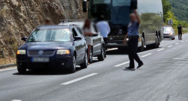 Sudar dva automobila i autobusa na cesti Mostar - Stolac