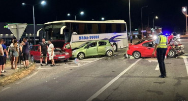 Teška prometna kod Prijedora: U sudaru autobusa i tri vozila ozlijeđeno više osoba, uhićena jedna osoba