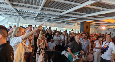 Fešta na trajektu Korčula u čast Oliveru Dragojeviću