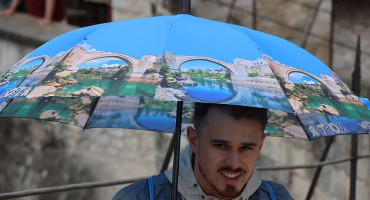 Turisti unatoč kiši uživali u šetnji Mostarom