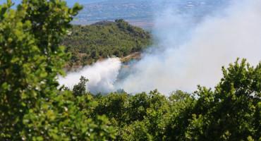 Veliki požar između Stoca i Mostara: Vatra gori na miniranom terenu, Air Tractor spašava kuće u RS