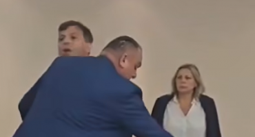 Kaos u Narodnoj skupštini RS, Vukanović krenuo na Stevandića: 'Majmune debeli, svinjo jedna...'