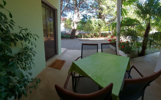 Dalmatinac objavio urnebesan oglas za apartmane: Klima u cijeni, na plaži ima zera lada, a pršut dobijete samo prvi dan