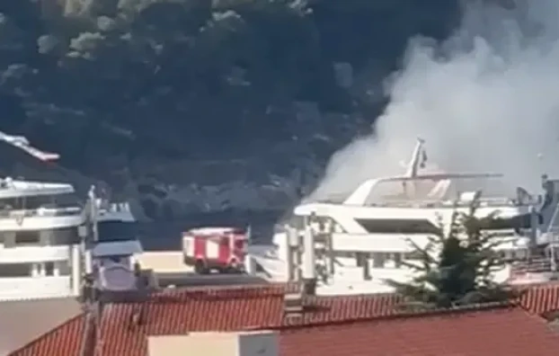 Požar u Makarskoj: Buknuo turistički brod, ima ozlijeđenih