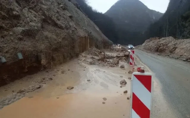 Stijena kod Foče pala na auto, suvozač poginuo, vozač teško ozlijeđen
