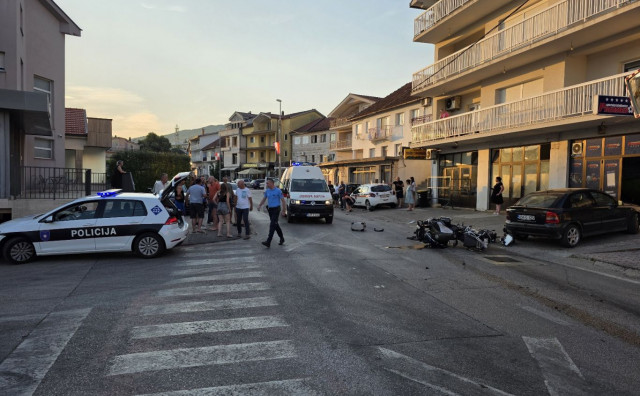 Grude: U prometnoj nesreći motociklist teško ozlijeđen, vozač automobila pokušao pobjeći pa završio u ogradi