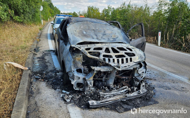 Izgorio automobil na cesti Široki Brijeg – Mostar, jedna osoba ozlijeđena