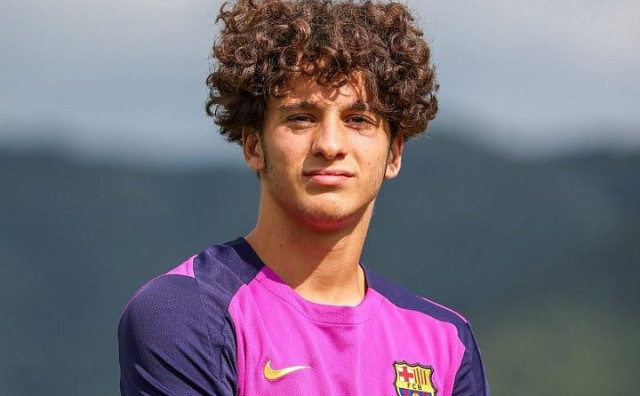 Igrao je za hrvatskog niželigaša, rođen je u Zagrebu, ima alžirsko državljanstvo i potpisao je za Barcelonu