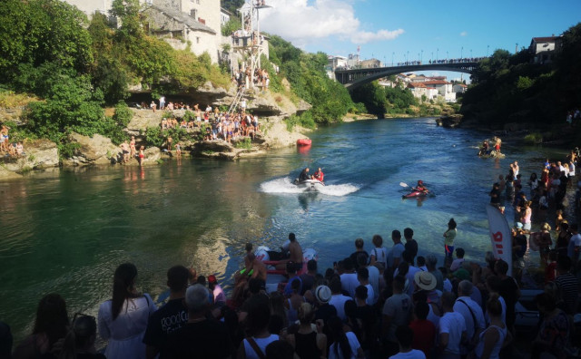 Drama uoči skokova sa Starog mosta, muškarca koji se počeo utapati spasila publika