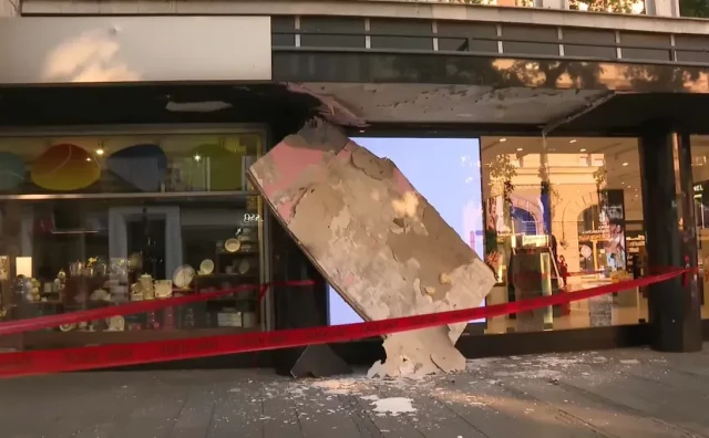 Dio nadstrešnice srušio se u središtu Beograda