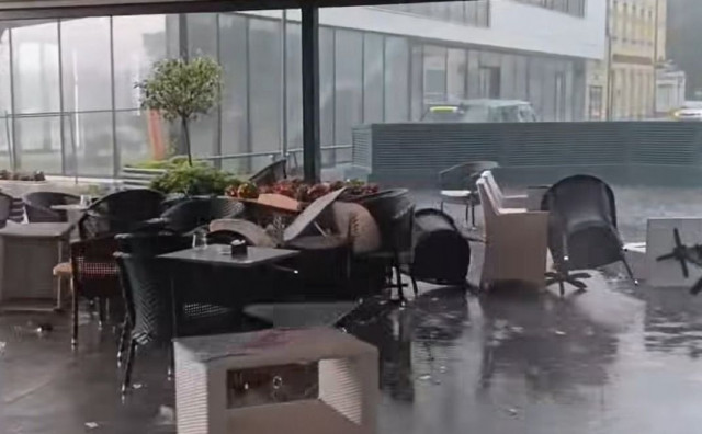 Jak vjetar raznosio stolice s terasa kafića u Bihaću, ulice u Livnu pod vodom