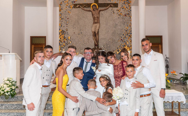 Obitelj Ančić iz Tihaljine ima 13-ero djece, sada su uz suze i zagrljaje ispratili Ljubicu u bračni život