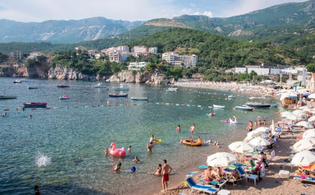 Na ovoj plaži dvije ležaljke i suncobran koštaju 200 eura