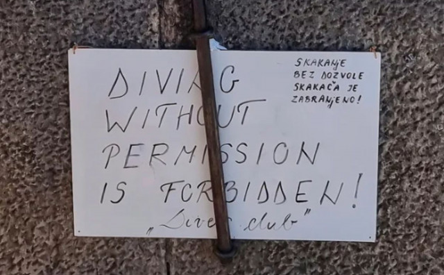Na Starom mostu osvanula tabla sa zabranom skokova bez dozvole Kluba skakača