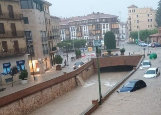 Tuča oštetila avion u letu, vozila potopljena na cestama u Španjolskoj
