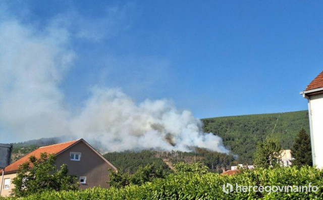 Izbio veći požar u Bileći, vatrogasci ga drže pod kontrolom
