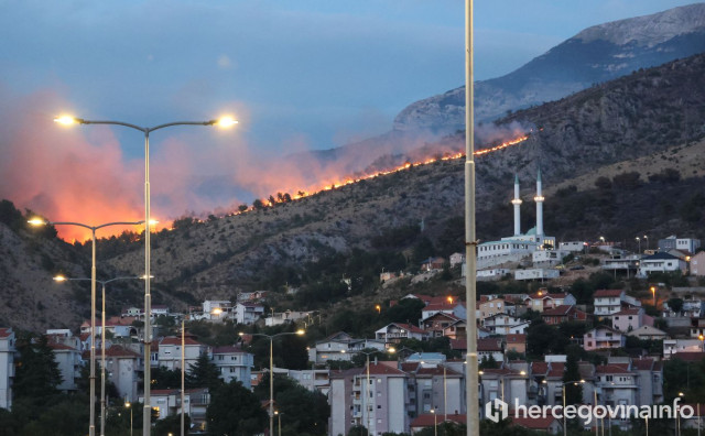 Veliki požar iznad Mostara: Izgorio objekt na Fortici, širi se plamen i crni dim