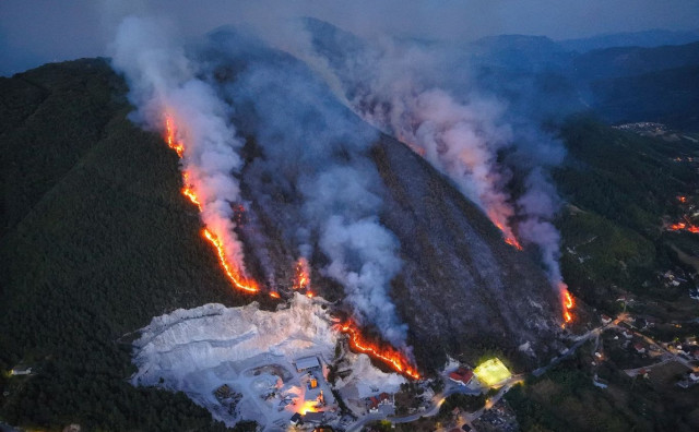 Požar guta borovu šumu u Prozor-Rami, pred vatrogascima je duga noć