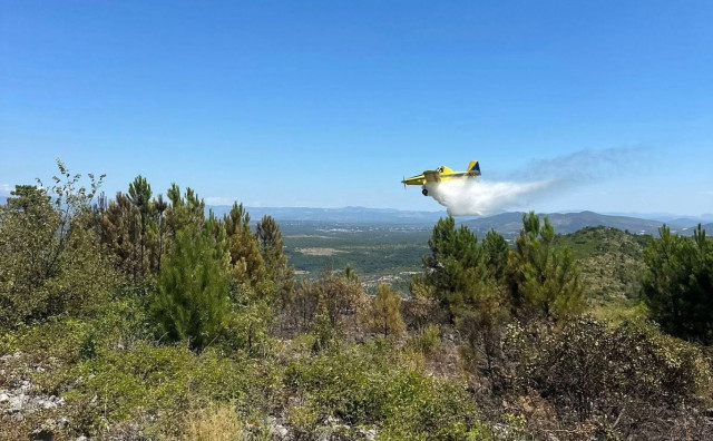 Air tractor pomaže vatrogascima u gašenju požara na području Radišića