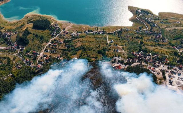 Šumski požar u Podboru kod Prozor-Rame i dalje aktivan, helikopter OS BiH gasi od ranog jutra, stiže i air tractor